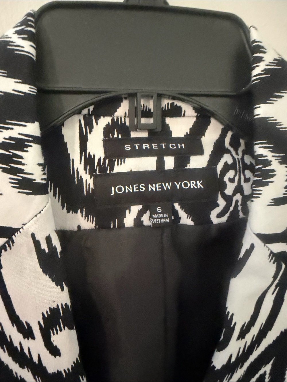 Jones New York Stretch Black and White Ikat-Style Abstract Blazer size 6 - Picture 2 of 16